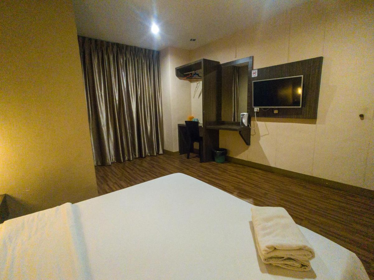 V Hotel Джохор Бахру Екстериор снимка