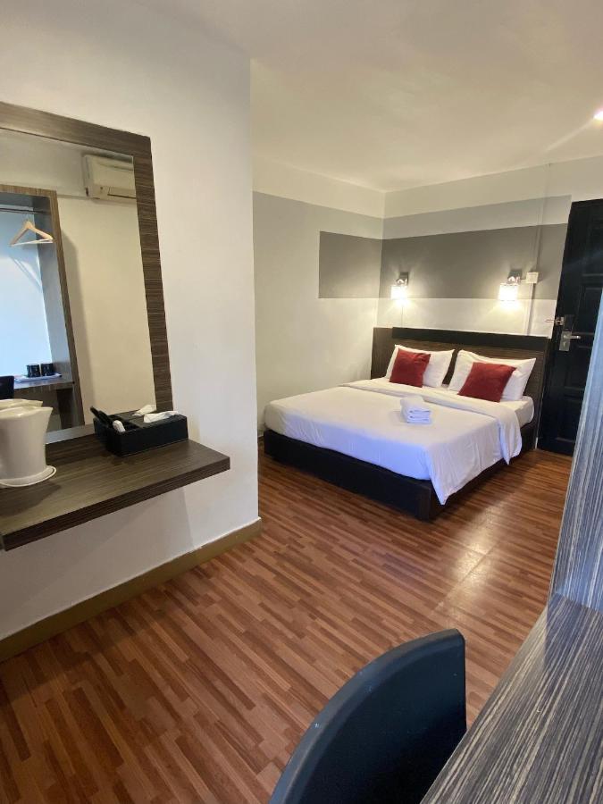 V Hotel Джохор Бахру Екстериор снимка