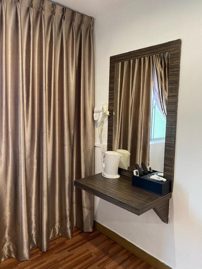 V Hotel Джохор Бахру Екстериор снимка
