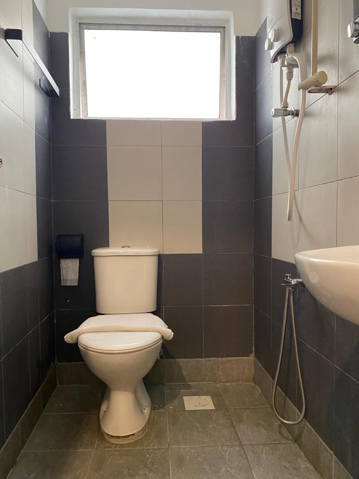V Hotel Джохор Бахру Екстериор снимка