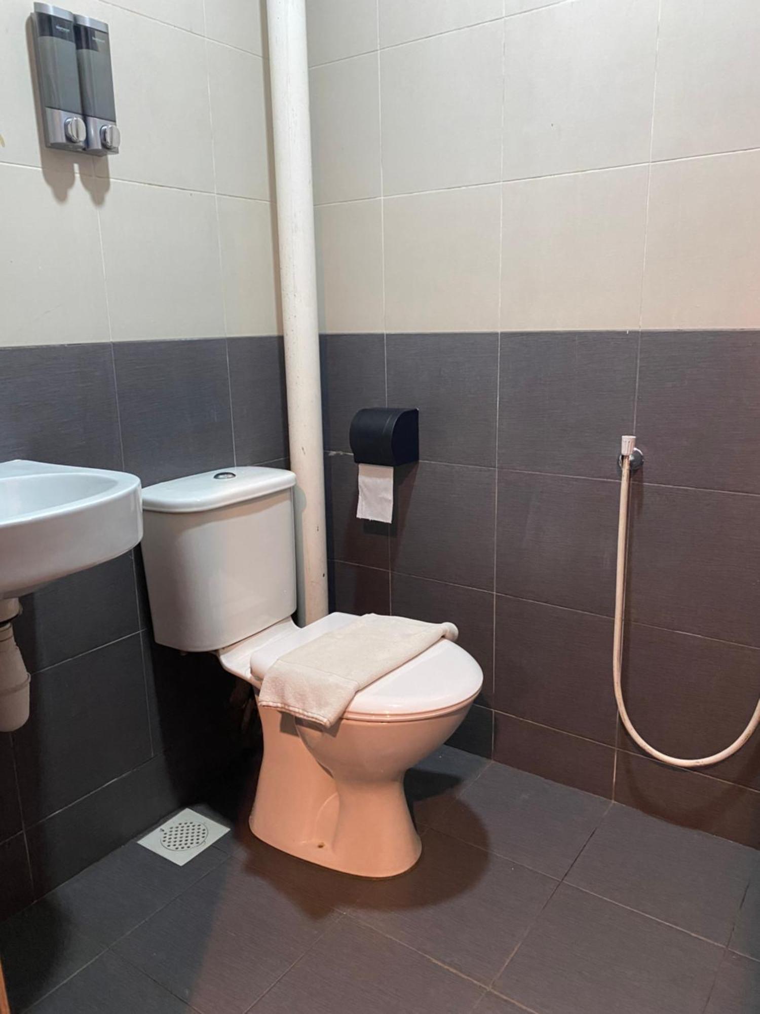 V Hotel Джохор Бахру Екстериор снимка