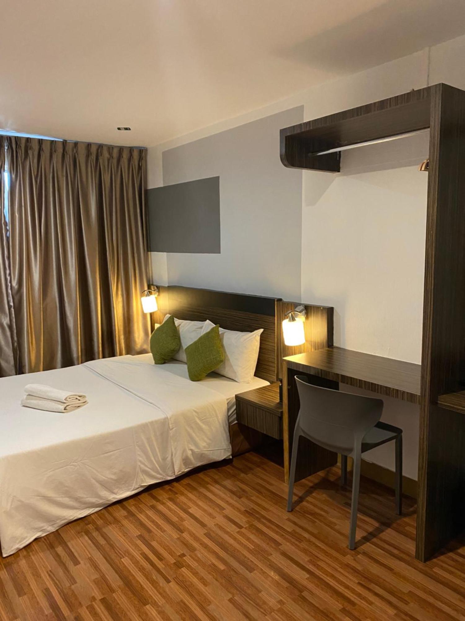 V Hotel Джохор Бахру Екстериор снимка